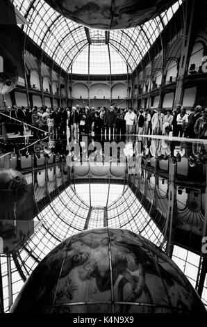 PARIS FRANCE - VINCENZO CORONELLI SPHÈRES IN GRAND PALAIS-PARIS EXPOSITION D'ART - PARIS ART-XVIII SIÈCLE SCIENCE ET ART-ARGENT FILM ÉFRÉDÉRIC BEAUMONT Banque D'Images