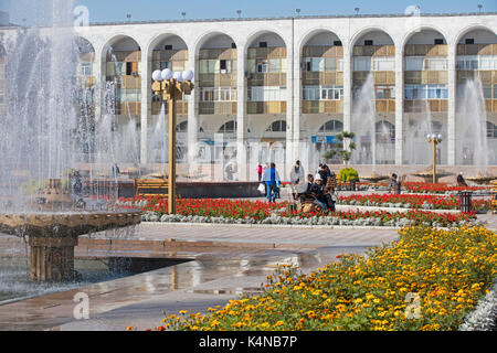 Fontaine et fleurs colorées à l'ala-trop square à Bichkek, capitale du Kirghizistan Banque D'Images