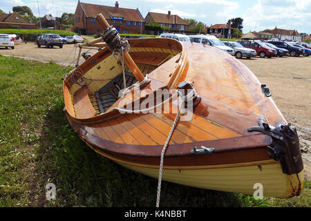 Coque en bois haute et sèche à Burnham-Overy-Staithe sur la côte de Norfolk, Angleterre, Royaume-Uni Banque D'Images