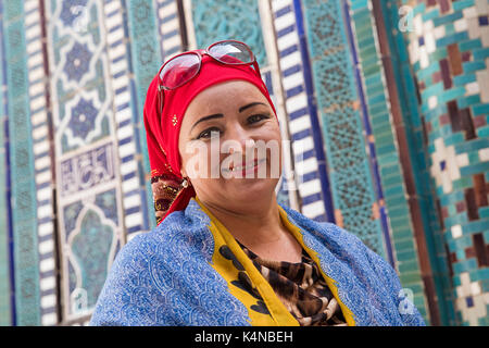 L'ouzbek femme musilim avec dents en or habillé en costume traditionnel avec foulard rouge à Samarkand, Ouzbékistan Banque D'Images