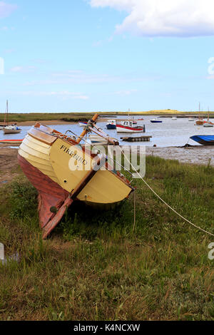 Coque en bois haute et sèche à Burnham-Overy-Staithe sur la côte de Norfolk, Angleterre, Royaume-Uni Banque D'Images