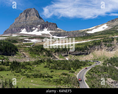 Jammer rouge sur Going-To-The-Sun autoroute, Glacier National Park, Montana Banque D'Images