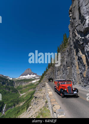 Jammer rouge sur Going-To-The-Sun autoroute, Glacier National Park, Montana Banque D'Images