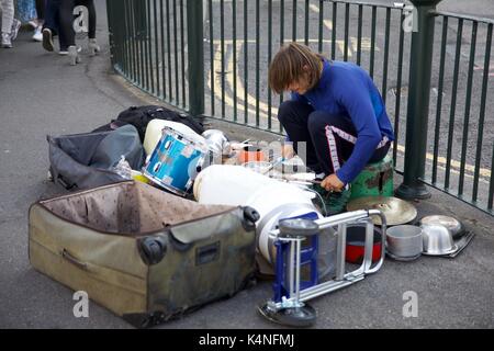 Un homme de la rue dans la rue avec des pots et des casseroles Banque D'Images