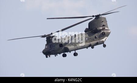 Boeing Chinook HC4 du 27 e Escadron de la RAF Odiham démontrant son impressionnante à Bournemouth manœuvres aériennes Air Festival Banque D'Images