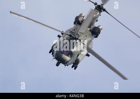 Boeing Chinook HC4 du 27 e Escadron de la RAF Odiham démontrant son impressionnante à Bournemouth manœuvres aériennes Air Festival Banque D'Images