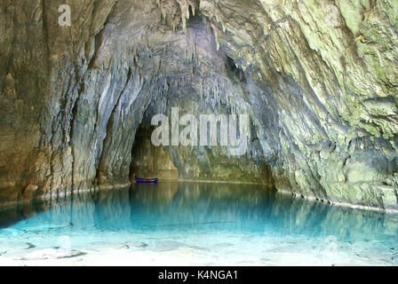 Caverne de couleur souterrain situé dans le vercors (France) avec le lac. Banque D'Images