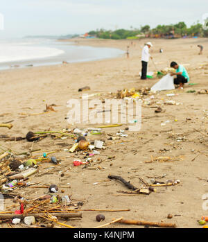 Beaucoup de déchets sur la plage de l'île de Bali, Indonésie. Banque D'Images