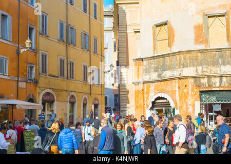 Rome, Italie - nov 01, 2016 : les gens marcher sur rue de la vieille ville de Rome. Rome est la 3ème ville la plus visitée de l'UE, après Londres et Paris, et réc Banque D'Images