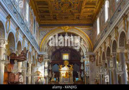 Rome, Italie - nov 01, 2016 : autel dans l'église de Santa Maria in Aracoeli à Rome, Italie. Il est désigné de l'église la mairie de Rome. Banque D'Images