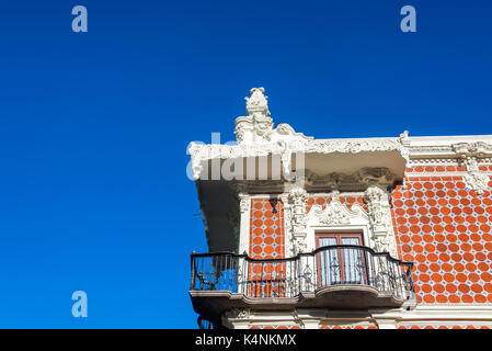 Chambre avec talavera poterie et un beau ciel bleu à Puebla, Mexique Banque D'Images