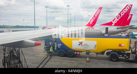 Le ravitaillement en avion Jet2.com LEEDS BRADFORD AIRPORT uk. Banque D'Images