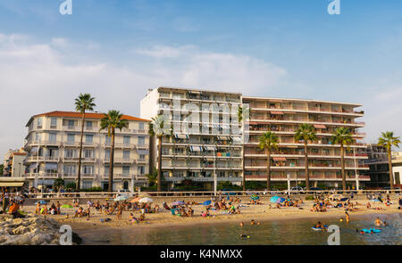 La plage animée de Juan les Pins, Côte d'Azur, France Banque D'Images