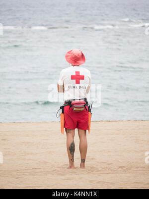 Cruz Roja (Croix-Rouge) maître-nageur sur la plage en Espagne Banque D'Images