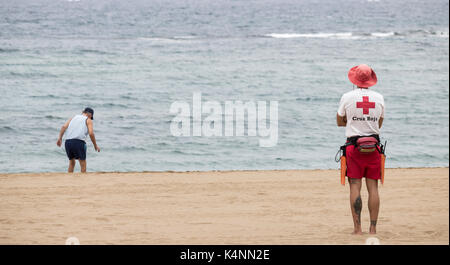 Cruz Roja (Croix-Rouge) maître-nageur sur la plage en Espagne Banque D'Images