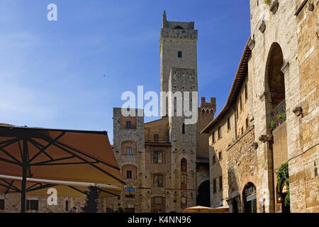 Les tours Torre Grossa et Torri degli Ardinghelli de Piazza della Cisterna, San Gimignano, Toscane, Italie Banque D'Images