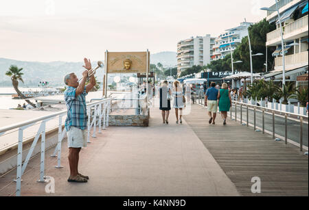 Un homme fait un saxophone en public à juan les pins, France. La ville accueille un festival de jazz célèbre chaque année dans l'été. Banque D'Images