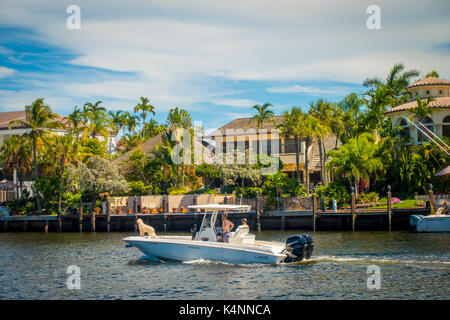 Fort Lauderdale, USA - 11 juillet 2017 : des personnes non identifiées, à profiter de la belle vue sur les yachts de nouveau avec la rivière promenade Riverwalk avec d'habitation en copropriété et à Fort Lauderdale, Floride Banque D'Images