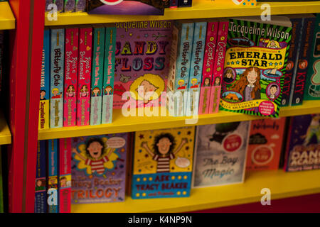 Jacqueline Wilson livres sur l'étalage dans une librairie à Dublin Irlande livre pour enfants livres, concept de lecture, apprentissage de la connaissance de l'enfance Banque D'Images