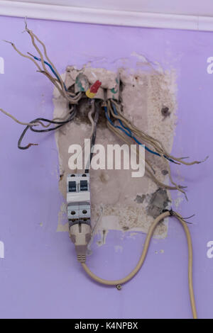 Ancien panneau électrique avec interrupteur mural monté dans les fils Banque D'Images