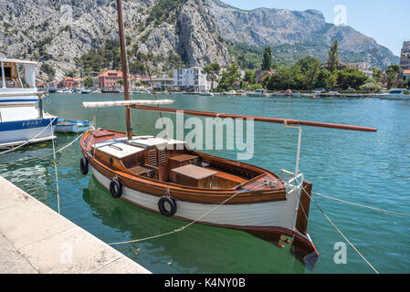 Bateaux sur la jetée dans la ville touristique de Zadar, Croatie. Banque D'Images