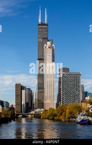 Chicago Illinois, États-Unis - 3 novembre 2016. Chicago Cityscape depuis la rivière, plusieurs bâtiments en vue, dont la Willis Tower, 311 South Wacker A. Banque D'Images