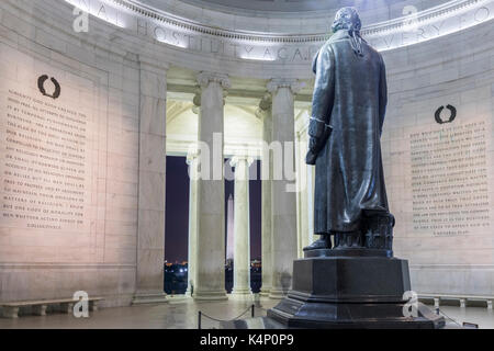 Jefferson Memorial vus de derrière y compris des extraits du projet de loi pour l'établissement de la liberté religieuse et de nombreuses autres sources. au loin le Banque D'Images