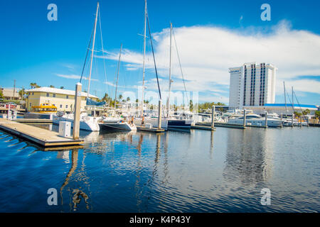 Fort Lauderdale, USA - 11 juillet 2017 : une ligne de bateaux exposés à la vente au fort lauderdale Banque D'Images