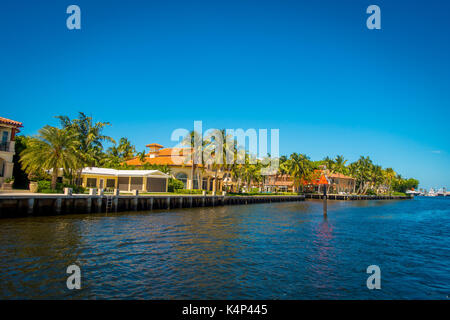 Fort Lauderdale, USA - 11 juillet 2017 : belle vue sur rivière new avec promenade à pied de la rivière dans la région de Fort Lauderdale, Floride Banque D'Images