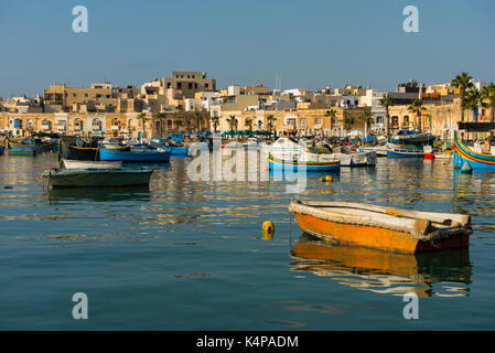 Marsaxlokk, Malte - 23 août 2017 : les bateaux de pêche colorés traditionnels luzzu et ancrage arrivant tôt le matin dans le port de Marsaxlokk village Banque D'Images