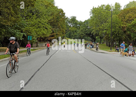 Piétons et cyclistes recréant à l'extérieur dans Rockefeller Park à Cleveland, Ohio, États-Unis. Banque D'Images