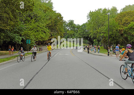 Piétons et cyclistes recréant à l'extérieur dans Rockefeller Park à Cleveland, Ohio, États-Unis. Banque D'Images