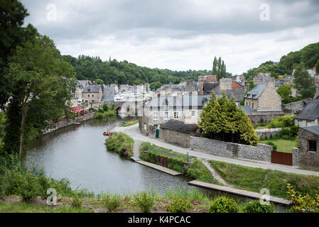 Portrait de le port de dinan, rue du quai, Dinan, france montrant son tour dans la rivière, les bâtiments historiques, pont en pierre et moorings Banque D'Images