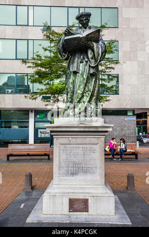 Pays Bas, Hollande-du-Sud, de Rotterdam, de la statue de la Renaissance néerlandaise humaniste Erasme de Rotterdam à Grotekerkplein Banque D'Images