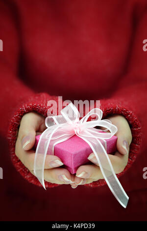 Femmes à manches longues holding gift box Banque D'Images