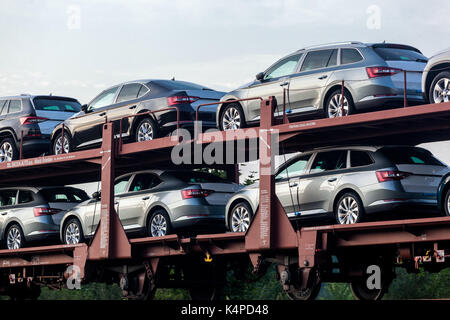 Nouvelles voitures Skoda sur wagons produits par l'usine automobile Skoda Kvasiny est, République Tchèque Banque D'Images