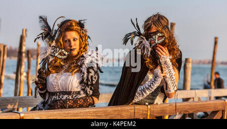 Venise, Italie-février 18,2012 : portrait de deux jeunes femmes portant un beau costume spécifique près de la Télécabine dans le dock dans la place San Marco à Venise Banque D'Images