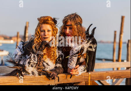 Venise, Italie-février 18,2012 : portrait de deux jeunes femmes portant un beau costume spécifique près de la Télécabine dans le dock dans la place San Marco à Venise Banque D'Images