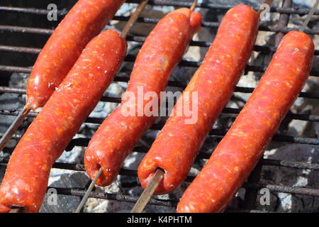 Merguez sur le rack d'un barbecue en été Banque D'Images