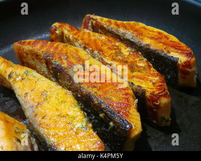 Close up of succulent friture filets de saumon Banque D'Images