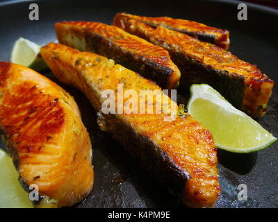 Close up of succulent friture filets de saumon avec les tranches de citron Banque D'Images