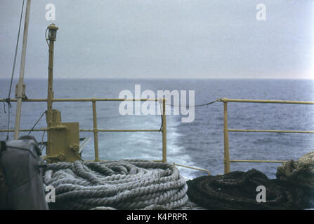 Une photo du film. diapositive vintage de couleur. le pont du navire et amarres Banque D'Images
