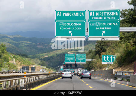 A1 et A1 Panoramica Direttissima à Bologne, l'autoroute A1 Milano-Napoli appelée Autostrada del Sole, dans les montagnes des Apennins émiliens-Toscane, Italie. 1 Banque D'Images