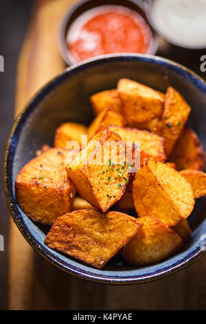 Braves patatas avec sauce tomate et ail aïoli Banque D'Images
