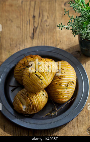 Pommes de terre hasselback Banque D'Images