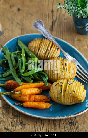 Pommes de terre hasselback Banque D'Images