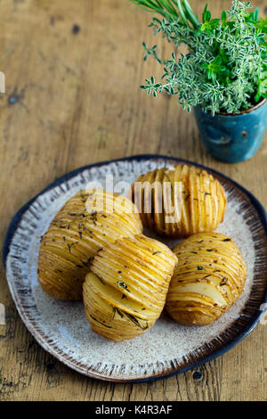 Pommes de terre hasselback Banque D'Images