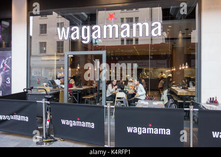 Wagamama - une chaîne de restaurants japonais d'inspiration asiatique à Ealing, dans l'ouest de Londres, au Royaume-Uni Banque D'Images