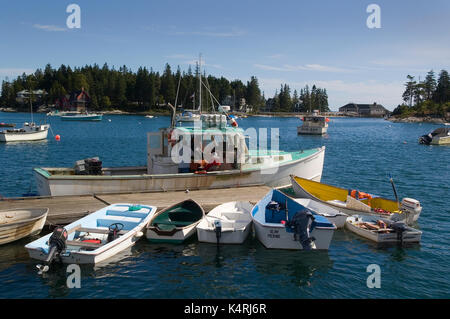 Pause déjeuner à quai dans cinq îles, dans le Maine. Banque D'Images