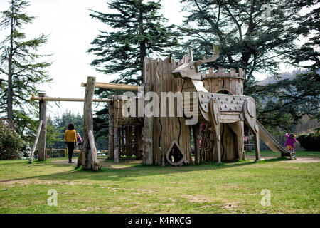 Aire de jeu de la nature avec de grands cerfs dans tollymore forest park castlewellan newcastle comté de Down en Irlande du Nord Banque D'Images